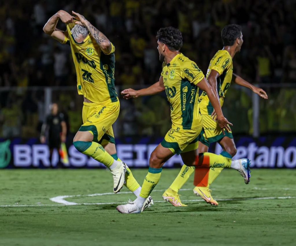 Jogos de hoje: quem joga no futebol e onde assistir (05/05/2025)
